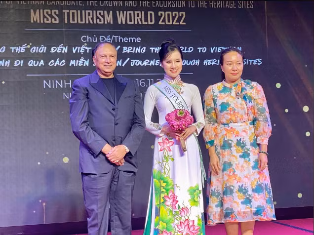 Ông John Singh và bà Nguyễn Thị Mỹ Dung công bố Á hậu Hương Ly đại diện Việt Nam thi Hoa hậu Du lịch thế giới 2022.