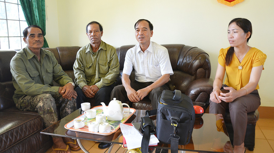  Người dân xã Hòa Phú (huyện Chư Păh) trao đổi kinh nghiệm sản xuất, chăn nuôi. Ảnh: Hoàng Minh