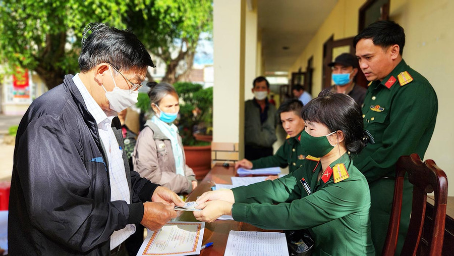  Cán bộ Ban chỉ huy quân sự TP. Pleiku chi trả tiền trợ cấp cho các đối tượng. Ảnh: Bá Bính
