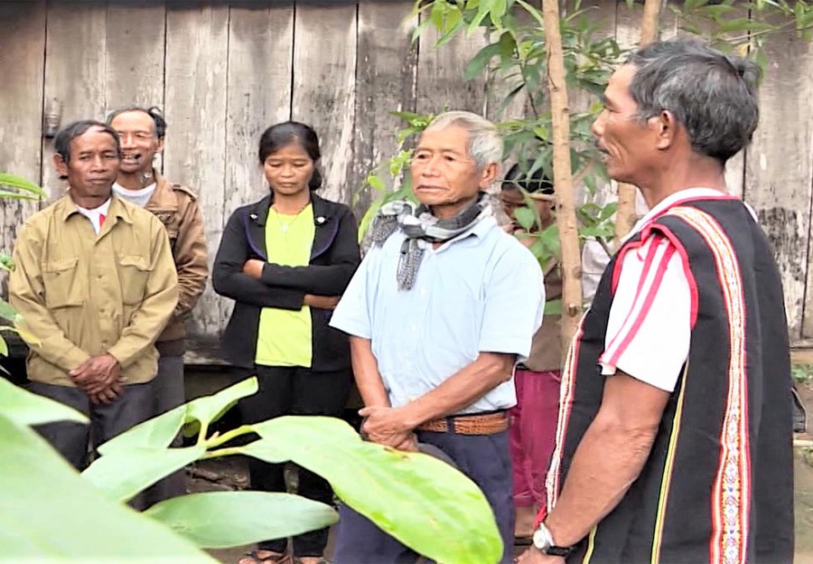 Già làng và cán bộ mặt trận ở huyện Mang Yang tuyên truyền vận động nhân dân trong làng về xây dựng nông thôn mới. Ảnh: Hà Đức Thành Già làng và cán bộ mặt trận ở huyện Mang Yang tuyên truyền vận động nhân dân trong làng về xây dựng nông thôn mới. Ảnh: Hà Đức Thành