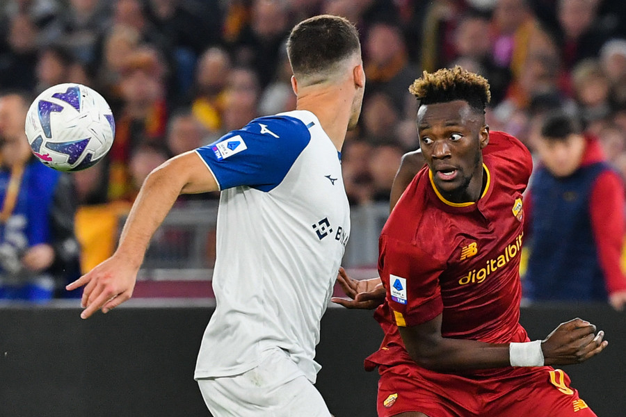 Tammy Abraham (phải) không thể ghi bàn cho AS Roma. Ảnh: AFP