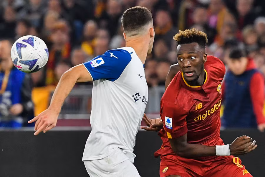 Tammy Abraham (phải) không thể ghi bàn cho AS Roma. Ảnh: AFP