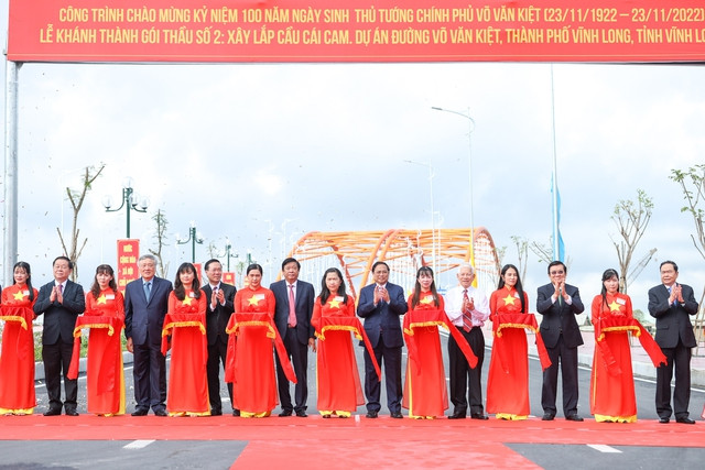 Thủ tướng Phạm Minh Chính dự lễ khánh thành cầu Cái Cam thuộc dự án đầu tư xây dựng công trình đường Võ Văn Kiệt, một trong những tuyến đường giao thông trọng điểm của TP. Vĩnh Long - Ảnh: VGP/Nhật Bắc