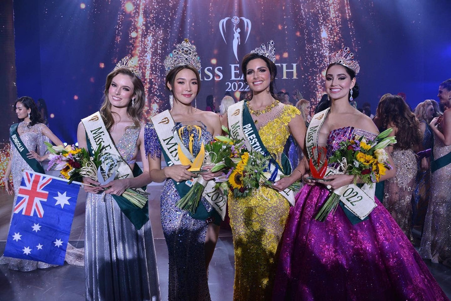 Mina Sue Choi bên dàn người đẹp đẹp đạt thành tích cao nhất tại cuộc thi. Ảnh: MISS EARTH