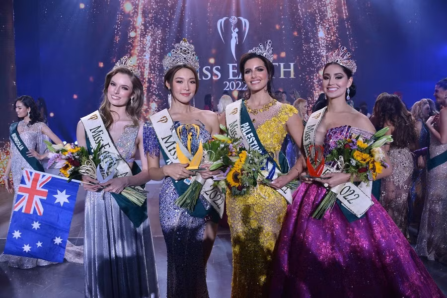Mina Sue Choi bên dàn người đẹp đẹp đạt thành tích cao nhất tại cuộc thi. Ảnh: MISS EARTH