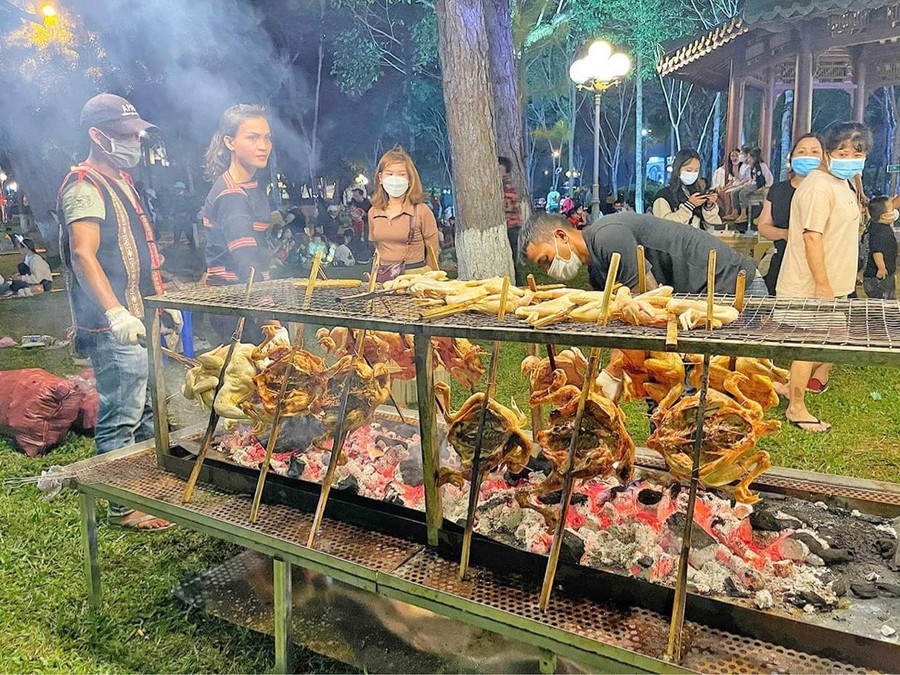 Ẩm thực truyền thống là một gợi ý hay dành cho “Khu phố đi bộ-chợ đêm suối Hội Phú” khi đi vào hoạt động. Ảnh: Hoàng Ngọc