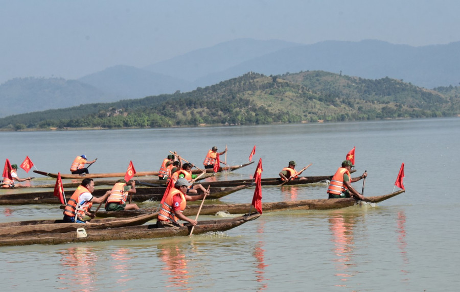 Các đội so tài trong phần thi đua thuyền độc mộc. Ảnh: Đức Thụy Các đội so tài trong phần thi đua thuyền độc mộc. Ảnh: Đức Thụy
