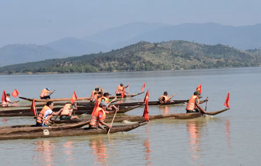 Các đội so tài trong phần thi đua thuyền độc mộc. Ảnh: Đức Thụy Các đội so tài trong phần thi đua thuyền độc mộc. Ảnh: Đức Thụy