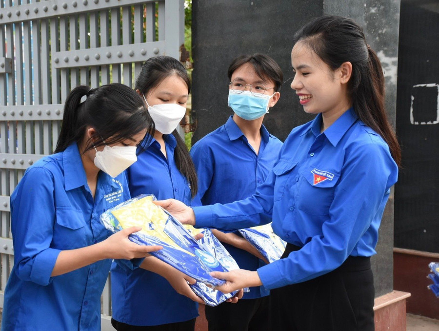 Bí thư Tỉnh đoàn Hà Tĩnh động viên lực lượng thanh niên tình nguyện. Ảnh: Phạm Đức