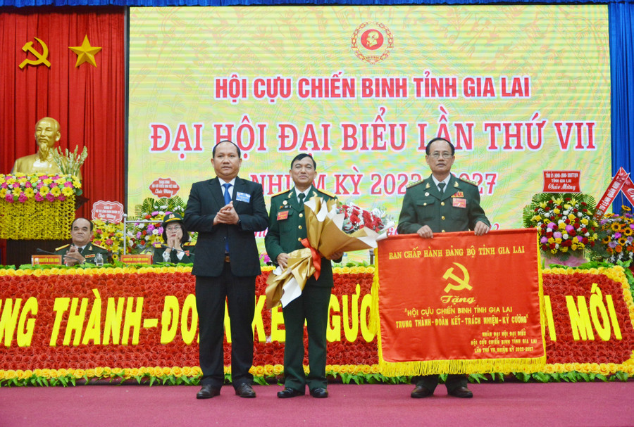 Ông Nay Hứ tái đắc cử Chủ tịch Hội Cựu chiến binh tỉnh Gia Lai nhiệm kỳ 2022-2027 ảnh 3 Phó Bí thư Tỉnh ủy Rah Lan Chung tặng bức trướng của Ban Chấp hành Đảng bộ tỉnh cho Hội Cựu chiến binh tỉnh. Ảnh: Anh Huy