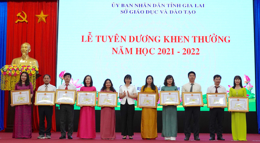 Phó Chủ tịch UBND tỉnh Nguyễn Thị Thanh Lịch trao bằng khen của Chủ tịch UBND tỉnh cho các giáo viên có thành tích xuất sắc trong các kỳ thi, cuộc thi cấp quốc gia năm học 2021-2022. Ảnh: Mộc Trà