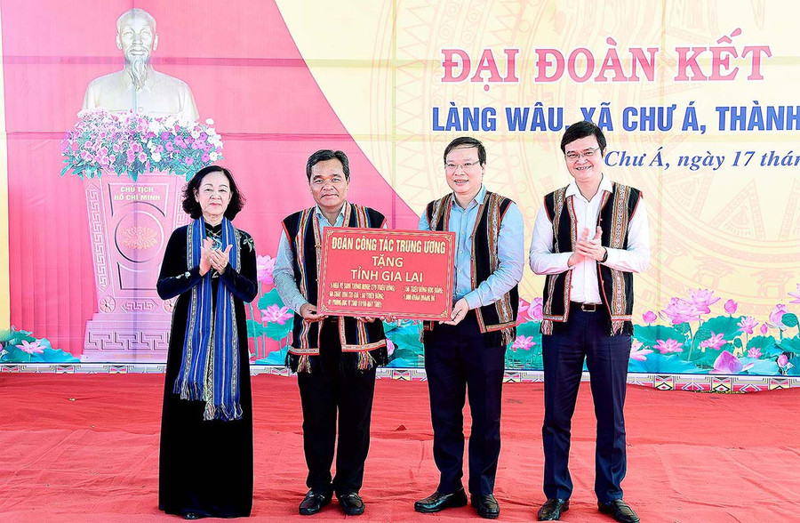 Trưởng ban Tổ chức Trung ương Trương Thị Mai (bìa trái) và Bí thư thứ nhất Trung ương Đoàn Bùi Quang Huy (bìa phải) trao quà của đoàn công tác Trung ương cho tỉnh. Ảnh: Đức Thụy  Trưởng ban Tổ chức Trung ương Trương Thị Mai (bìa trái) và Bí thư thứ nhất Trung ương Đoàn Bùi Quang Huy (bìa phải) trao quà của đoàn công tác Trung ương cho tỉnh. Ảnh: Đức Thụy