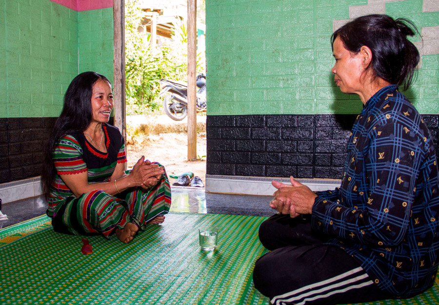  Nghệ nhân Y Nía (trái) thường xuyên luyện hát dân gian, đối đáp cùng các nghệ nhân khác trong làng. Ảnh: H.T