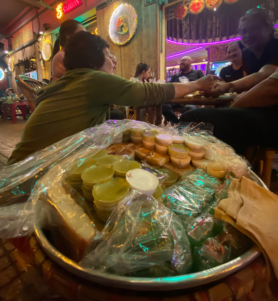 Người mua bánh của Tám đa phần là khách quen lâu năm Người mua bánh của Tám đa phần là khách quen lâu năm