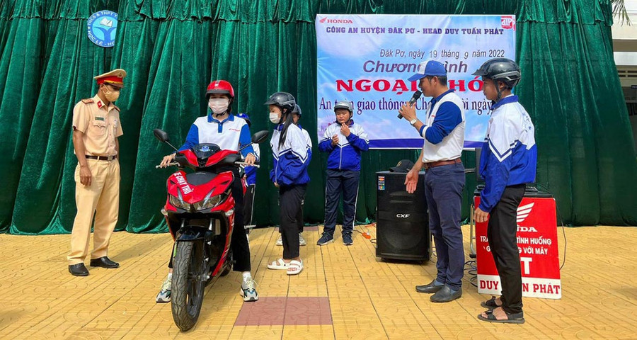 Công an huyện Đak Pơ phối hợp với Honda Head Duy Tuấn Phát tuyên truyền Luật Giao thông đường bộ tại Trường THCS và THPT Y Đôn. Ảnh: Hạ Vy Công an huyện Đak Pơ phối hợp với Honda Head Duy Tuấn Phát tuyên truyền Luật Giao thông đường bộ tại Trường THCS và THPT Y Đôn. Ảnh: Hạ Vy
