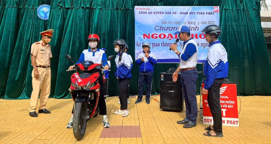 Công an huyện Đak Pơ phối hợp với Honda Head Duy Tuấn Phát tuyên truyền Luật Giao thông đường bộ tại Trường THCS và THPT Y Đôn. Ảnh: Hạ Vy