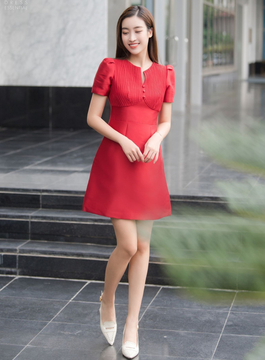  Kiểu dáng đơn giản đúng như phong cách thường ngày của nàng hậu song thiết kế trên chất liệu tafta sồi đã giúp tô điểm sự sang trọng và thanh lịch vốn có của người đẹp.