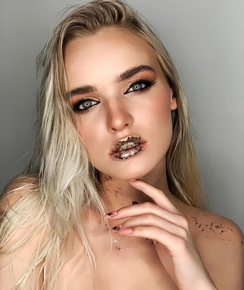 Đôi môi lấp lánh giúp nàng trở nên quyến rũ một cách bí ẩn. Đôi môi lấp lánh giúp nàng trở nên quyến rũ một cách bí ẩn.