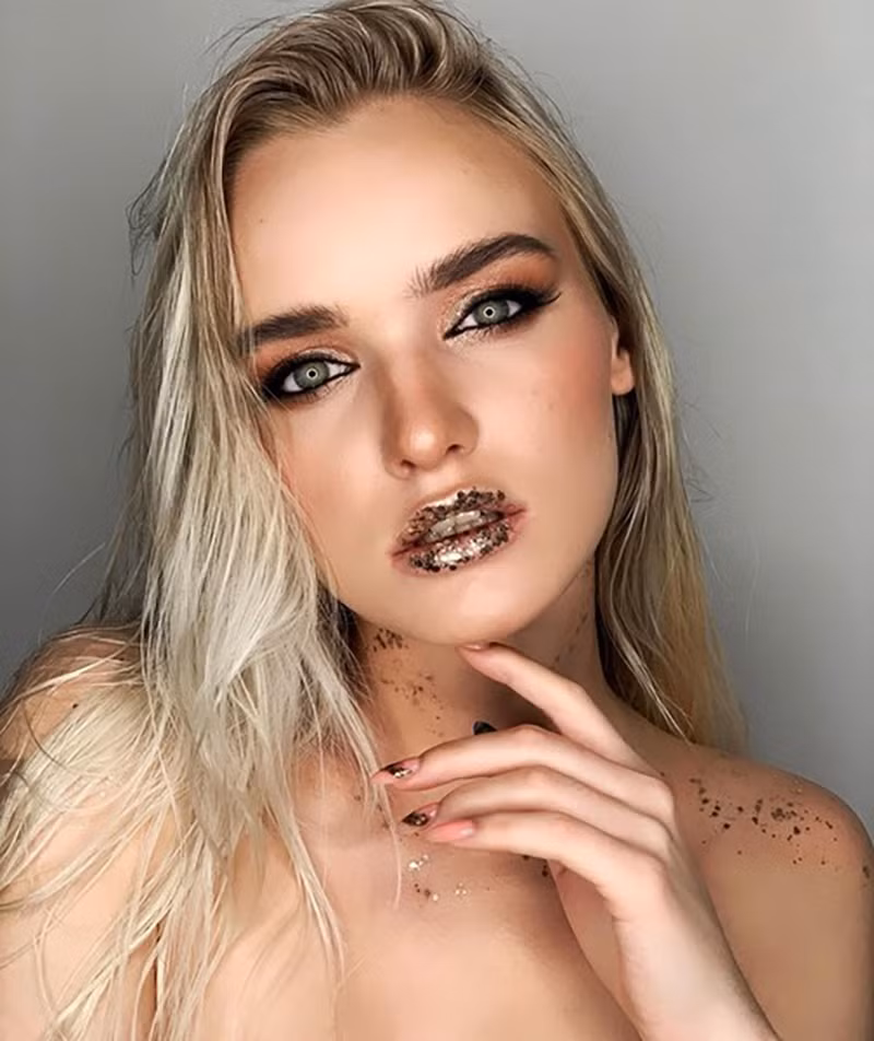 Đôi môi lấp lánh giúp nàng trở nên quyến rũ một cách bí ẩn.