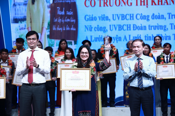 Các thầy cô giáo được trao bằng khen tại lễ tri ân. Ảnh: Bảo Anh  Các thầy cô giáo được trao bằng khen tại lễ tri ân. Ảnh: Bảo Anh