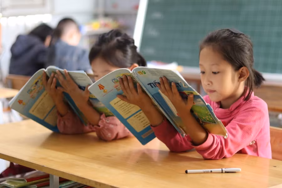  Nhiều em học sinh phải vượt qua những con dốc cheo leo, đi thêm một chuyến đò sang sông Đà đến trường tìm chữ.