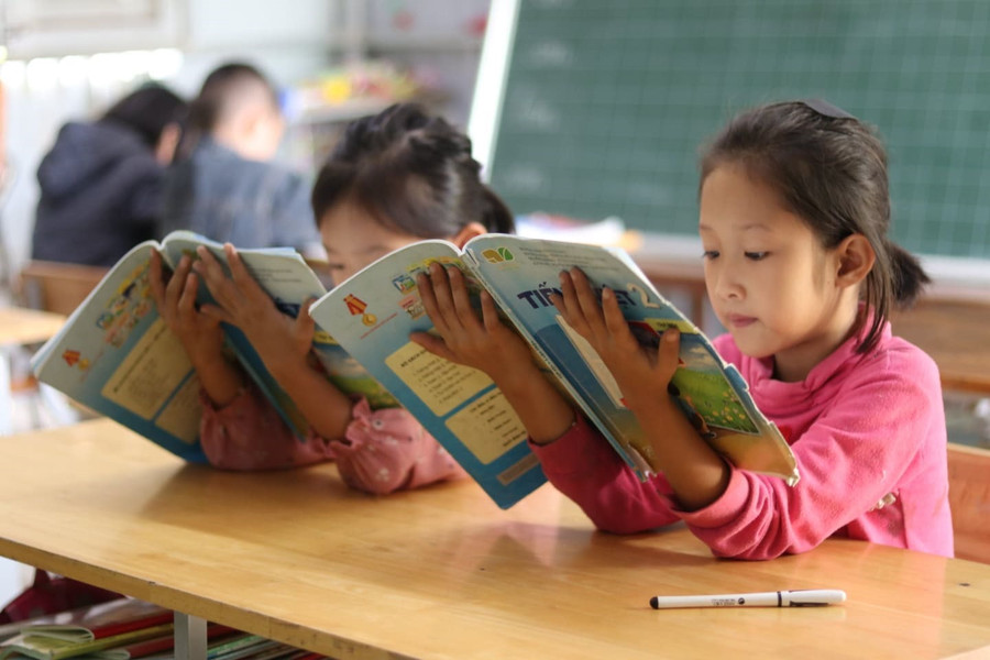 Nhiều em học sinh phải vượt qua những con dốc cheo leo, đi thêm một chuyến đò sang sông Đà đến trường tìm chữ.  Nhiều em học sinh phải vượt qua những con dốc cheo leo, đi thêm một chuyến đò sang sông Đà đến trường tìm chữ.