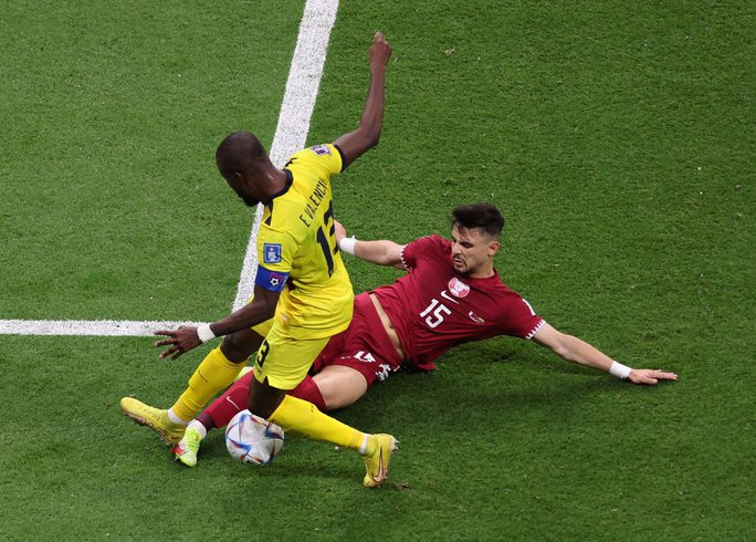 Người hùng Ecuador bị đau sau pha va chạm với hậu vệ Bassam