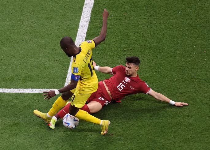 Người hùng Ecuador bị đau sau pha va chạm với hậu vệ Bassam