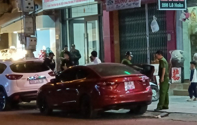 Nhiều hồ sơ tài liệu đã được công an đưa đi để phục vụ điều tra