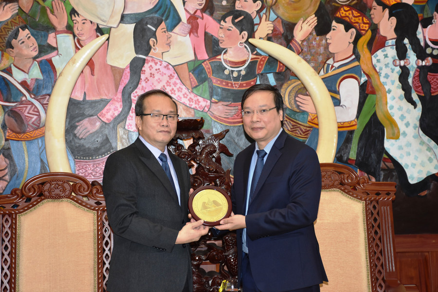 Chủ tịch UBND tỉnh Trương Hải Long (bìa phải) tặng quà cho ngài Tổng Lãnh sự quán Lào Souphanh Hadaoheuang. Ảnh: Vĩnh Hoàng