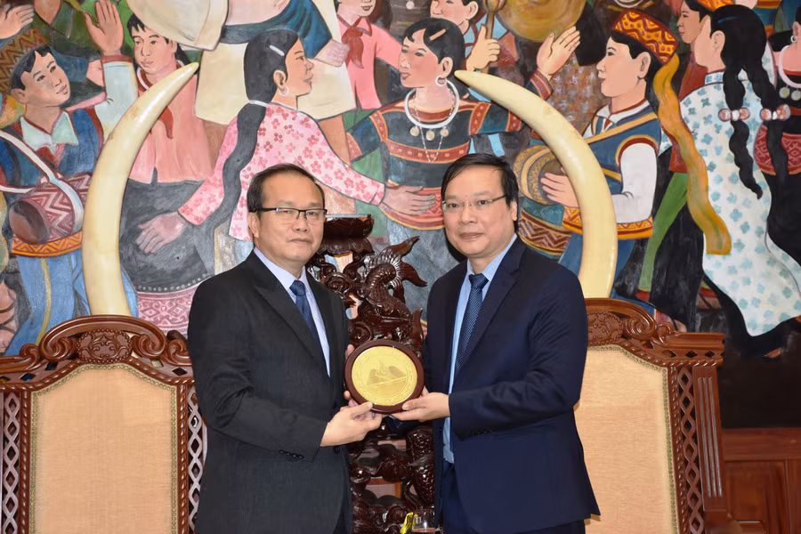 Chủ tịch UBND tỉnh Trương Hải Long (bìa phải) tặng quà cho ngài Tổng Lãnh sự quán Lào Souphanh Hadaoheuang. Ảnh: Vĩnh Hoàng