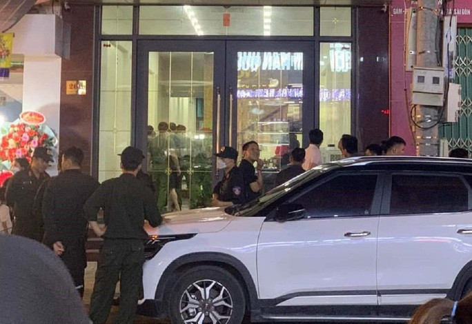 Công an thực hiện khám nhà của Bùi Quốc Đạt trên phố Lê Hoàn