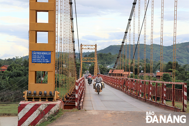 Gắn với dòng sông Đak Bla huyền thoại, nhà rông Kon Klor (ảnh trên) và cầu treo cùng tên là hai trong những địa chỉ gây thương nhớ đối với du khách khi đến Kon Tum. Ảnh: Văn Thành Lê Gắn với dòng sông Đak Bla huyền thoại, nhà rông Kon Klor (ảnh trên) và cầu treo cùng tên là hai trong những địa chỉ gây thương nhớ đối với du khách khi đến Kon Tum. Ảnh: VĂN THÀNH LÊ