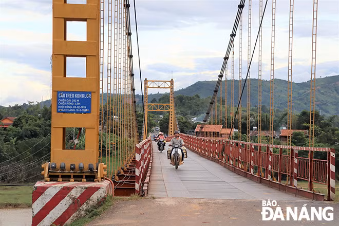 Gắn với dòng sông Đak Bla huyền thoại, nhà rông Kon Klor (ảnh trên) và cầu treo cùng tên là hai trong những địa chỉ gây thương nhớ đối với du khách khi đến Kon Tum. Ảnh: VĂN THÀNH LÊ