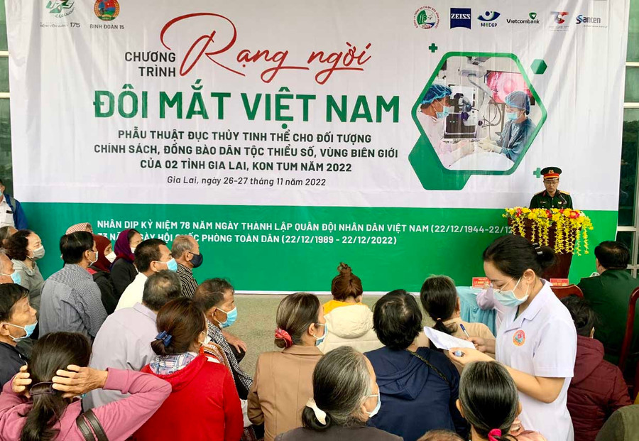 Chương trình “Rạng ngời đôi mắt Việt Nam” Binh đoàn 15 phối hợp với Bệnh viện Quân y 175 thực hiện. Ảnh: Như Nguyện Chương trình “Rạng ngời đôi mắt Việt Nam” Binh đoàn 15 phối hợp với Bệnh viện Quân y 175 thực hiện. Ảnh: Như Nguyện