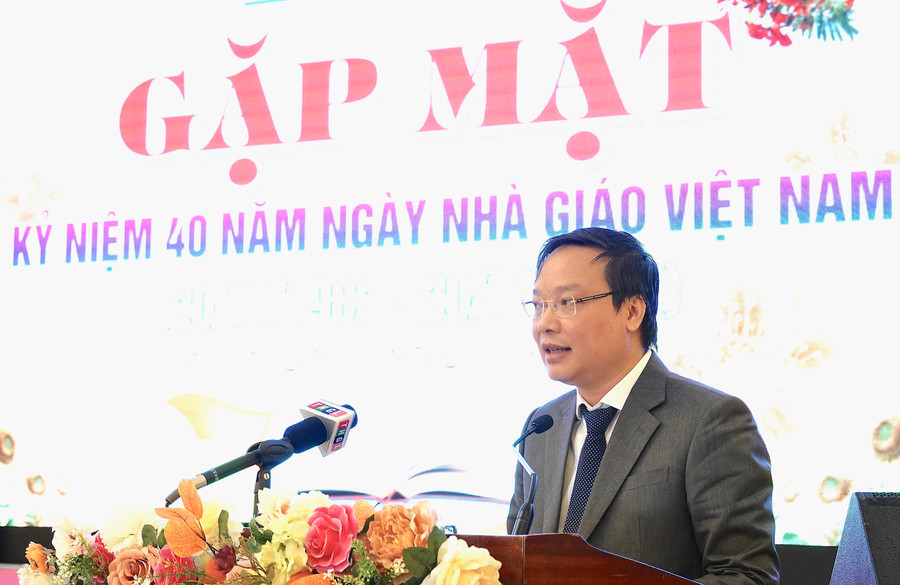 Chủ tịch UBND tỉnh Trương Hải Long phát biểu chúc mừng ngành Giáo dục tỉnh nhân kỷ niệm 40 năm Ngày Nhà giáo Việt Nam. Ảnh: Mộc Trà