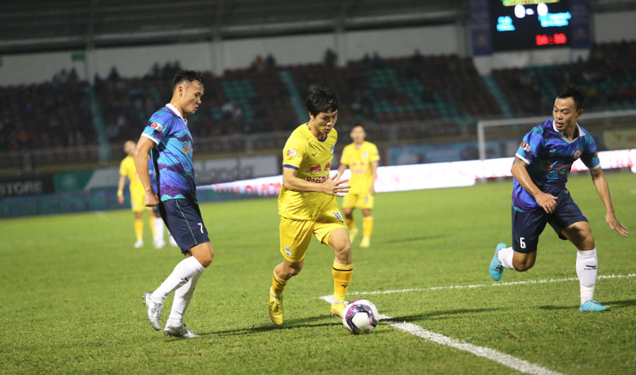 Hoàng Anh Gia Lai (áo vàng) đang gặp bế tắc trong khâu tấn công. Ảnh: Văn Ngọc