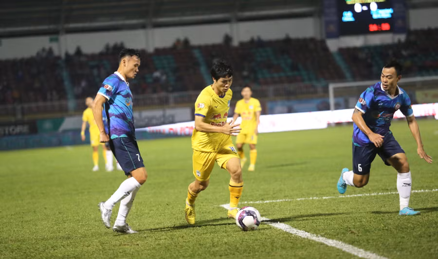 Hoàng Anh Gia Lai (áo vàng) đang gặp bế tắc trong khâu tấn công. Ảnh: Văn Ngọc