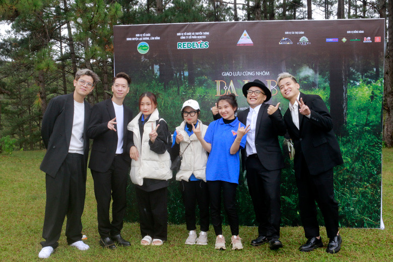  Các bạn trẻ giao lưu, chụp ảnh lưu niệm với Nhóm nhạc Da LaB