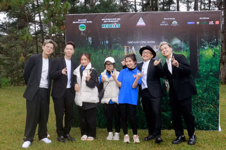  Các bạn trẻ giao lưu, chụp ảnh lưu niệm với Nhóm nhạc Da LaB