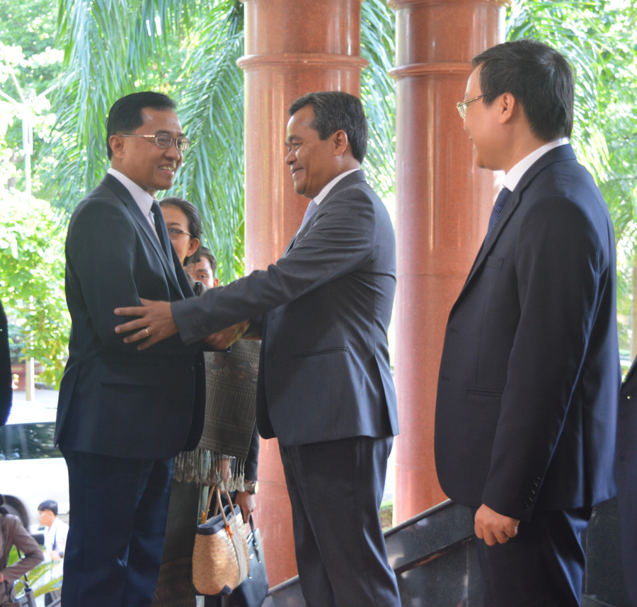 Bí thư Tỉnh ủy Hồ Văn Niên tiếp đón Bí thư Tỉnh ủy, Tỉnh trưởng tỉnh Sê Kông. Ảnh: Anh Huy