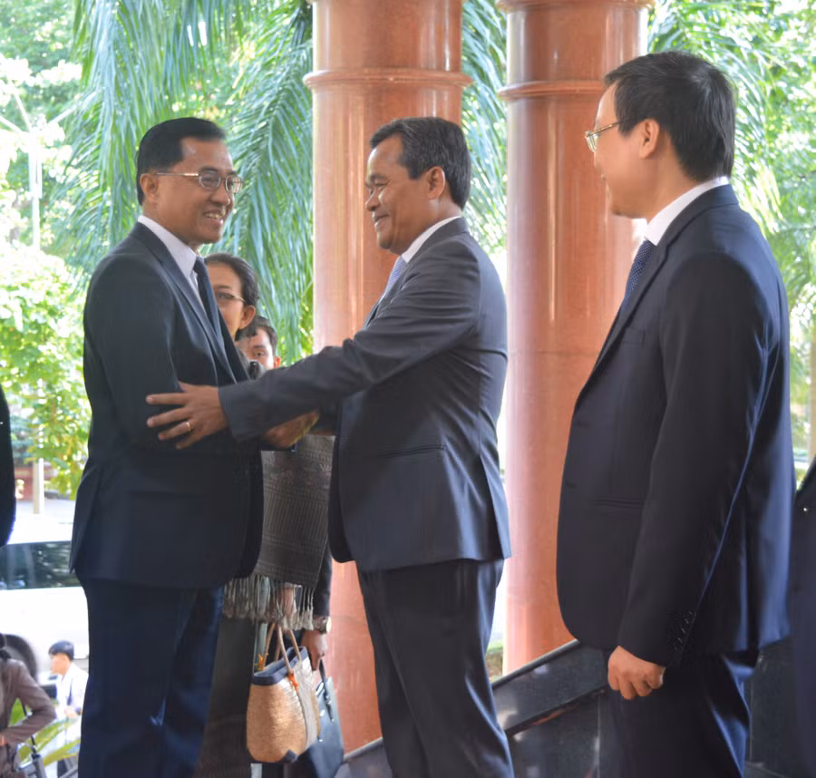 Bí thư Tỉnh ủy Hồ Văn Niên tiếp đón Bí thư Tỉnh ủy, Tỉnh trưởng tỉnh Sê Kông. Ảnh: Anh Huy