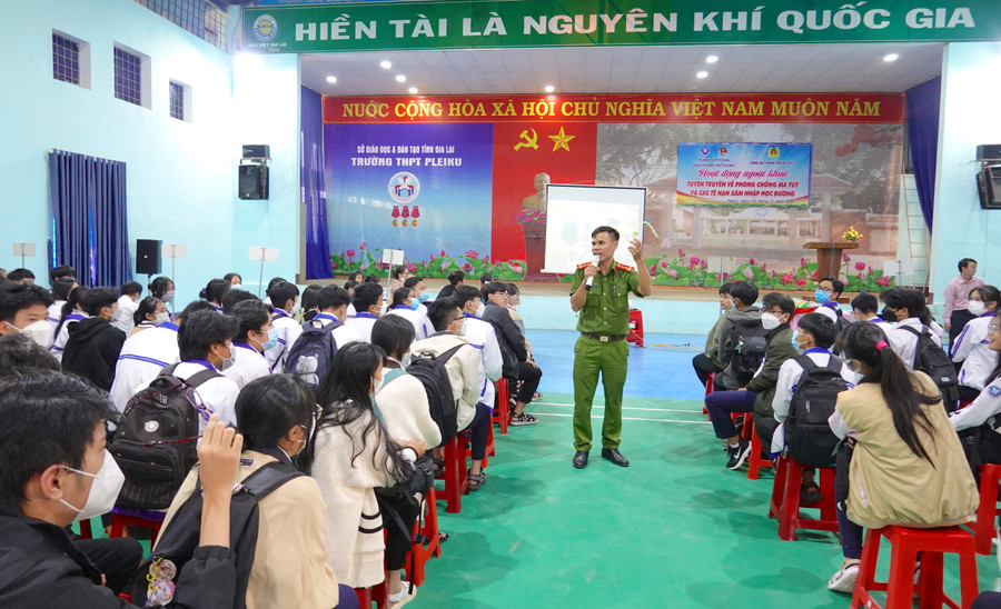 Điều tra viên của Đội Cảnh sát Điều tra tội phạm về ma túy (Công an TP. Pleiku) tuyên truyền cho học sinh về dụng cụ sử dụng các loại ma túy. Ảnh: Mộc Trà