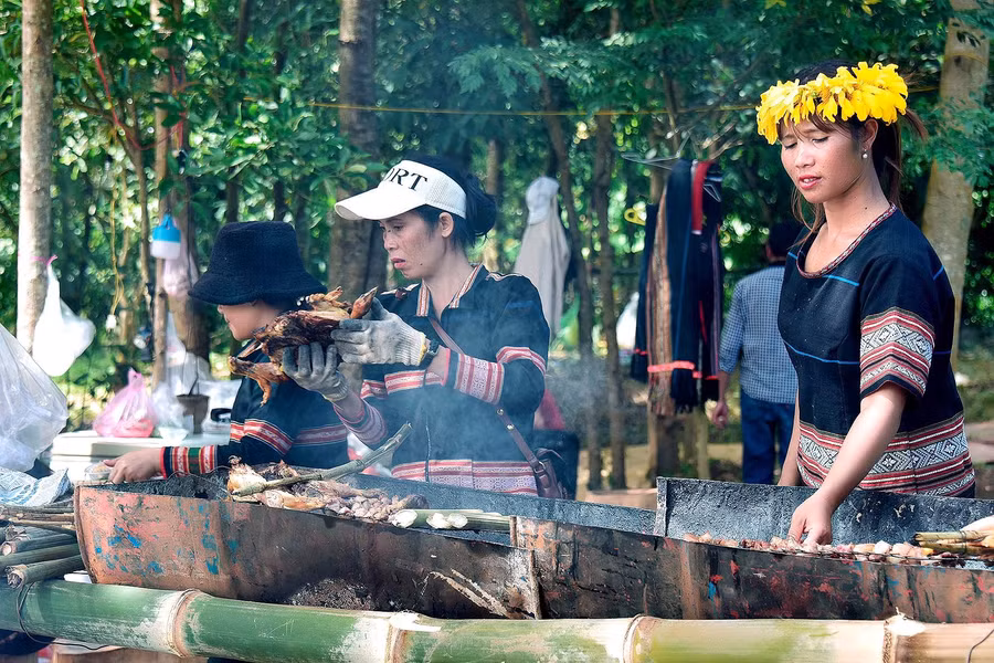 Ẩm thực truyền thống phục vụ du khách tại lễ hội. Ảnh Đức Thuỵ 