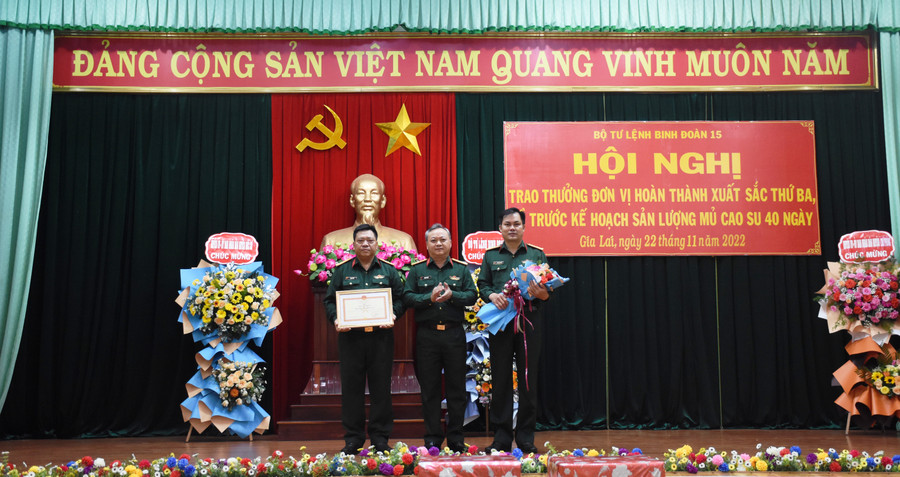 Tư lệnh Binh đoàn 15 trao thưởng cho Chi nhánh Công ty 75. Ảnh: Vĩnh Hoàng Tư lệnh Binh đoàn 15 trao thưởng cho Chi nhánh Công ty 75. Ảnh: Vĩnh Hoàng
