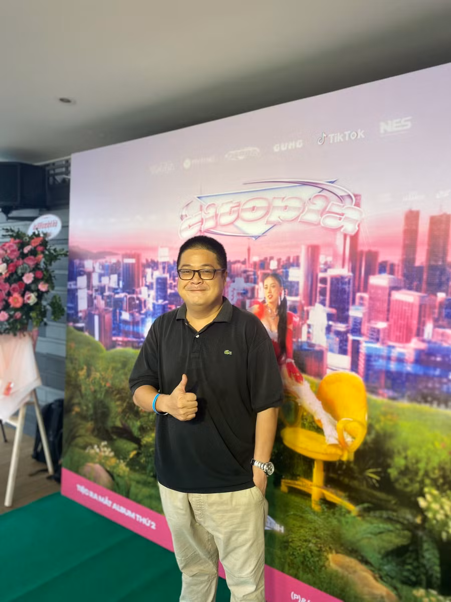 Vũ Long tiết lộ thêm quyết định tham gia phim Kính vạn hoa là vì thực hiện lời hứa với đạo diễn Nguyễn Minh Chung. Anh thấy vui vì sau dự án này được nhiều người biết đến, nhận ra. 