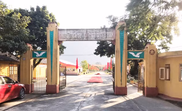 Cổng Trường Cán bộ Dân tộc miền Nam tại Chi Nê, huyện Lạc Thủy, tỉnh Hòa Bình. Ảnh: Ksor Phước