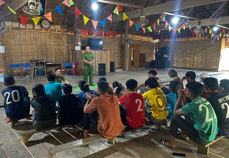 Công an xã Hà Tây tuyên truyền pháp luật cho thanh-thiếu niên làng Kon Sơ Lăl. Ảnh: R’Ô HOK