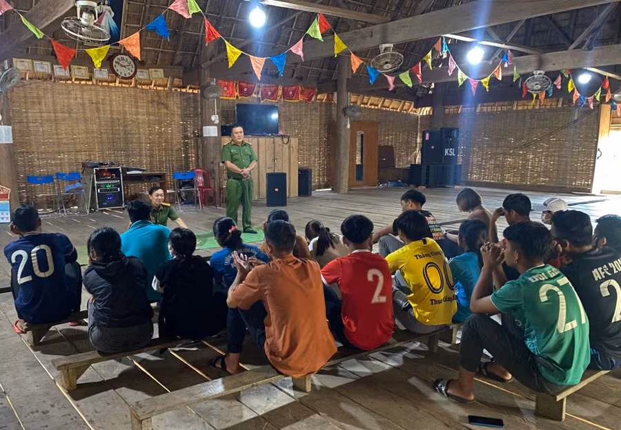 Công an xã Hà Tây tuyên truyền pháp luật cho thanh-thiếu niên làng Kon Sơ Lăl. Ảnh: R’Ô HOK