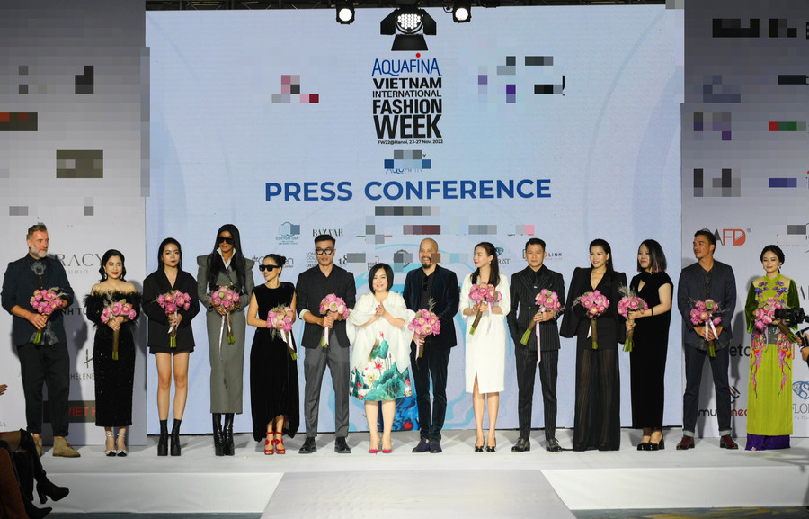 Bà Trang Lê - Trưởng BTC AVIFW 2022 trao hoa cho 18 nhà thiết kế tham dự chương trình. Ảnh: BTC